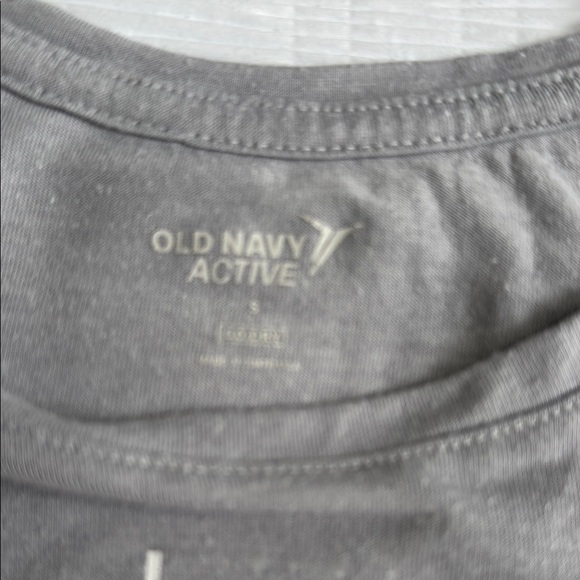 ❤️Old Navy Gray Sleeveless Tank Top with Relaxed Fit and Minimalist Design - Picture 2 of 3